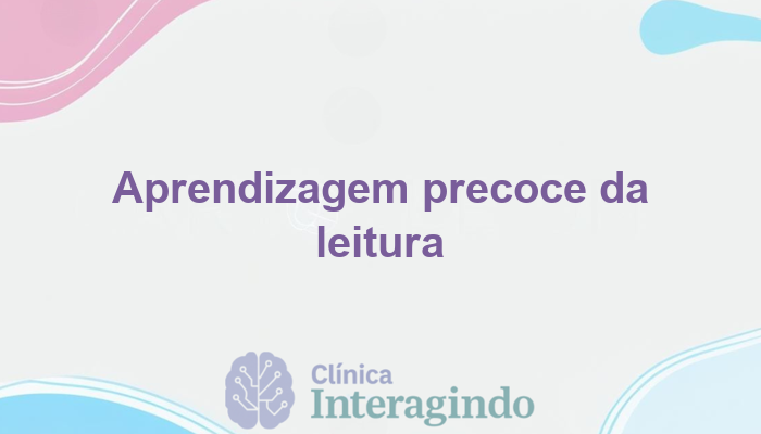 Crianca que aprende a ler sozinha antes da escola