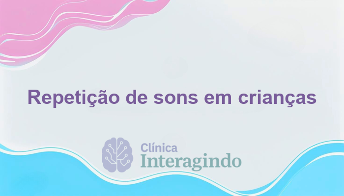Crianças que repetem sons ou frases sem função